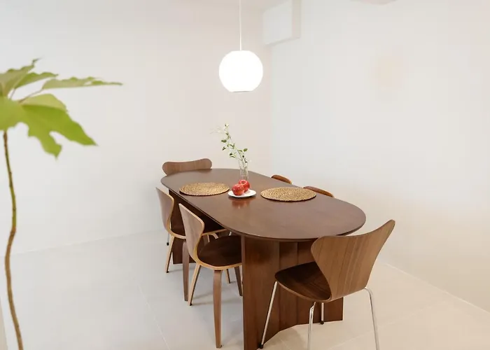 アパート White Linen House