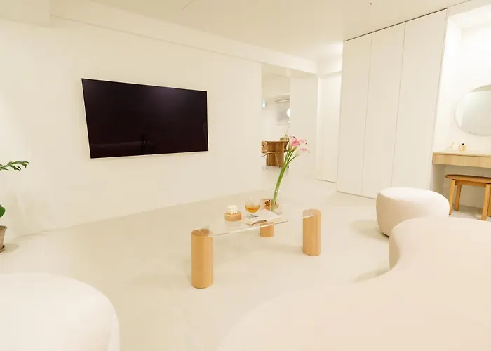 アパート White Linen House